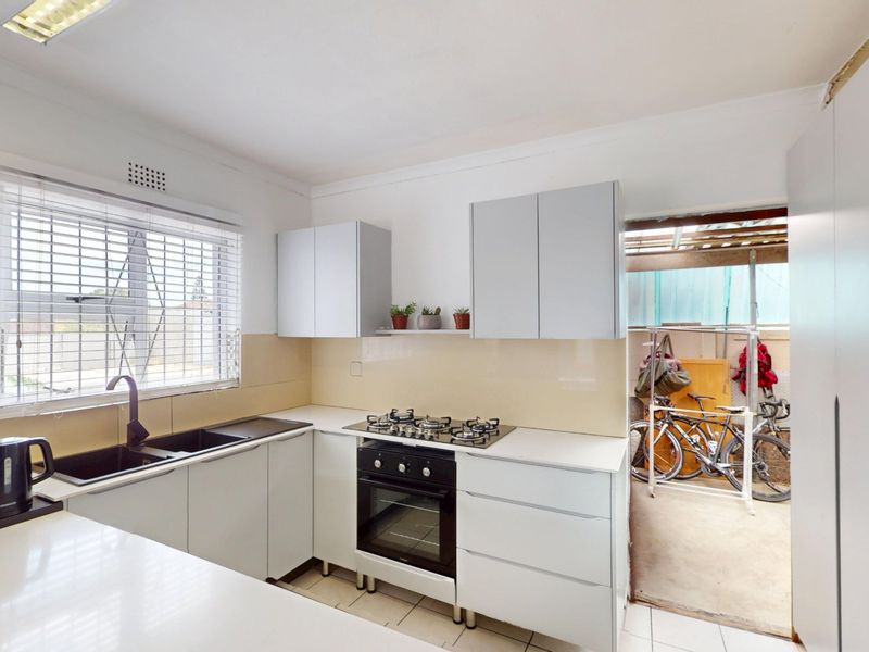 Spacious Home with Multiple Bedrooms, Flatlets & Extensive Secure Parking - Photo 8