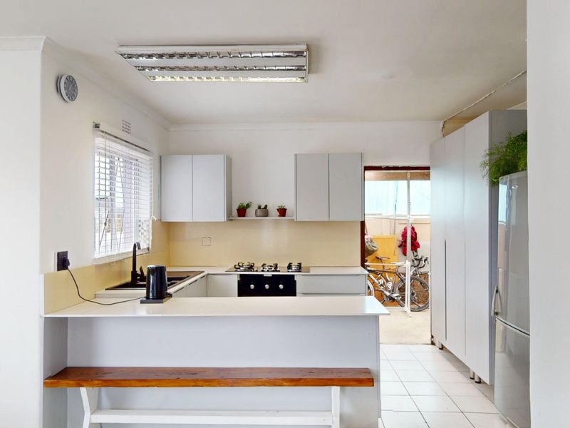 Spacious Home with Multiple Bedrooms, Flatlets & Extensive Secure Parking - Photo 7