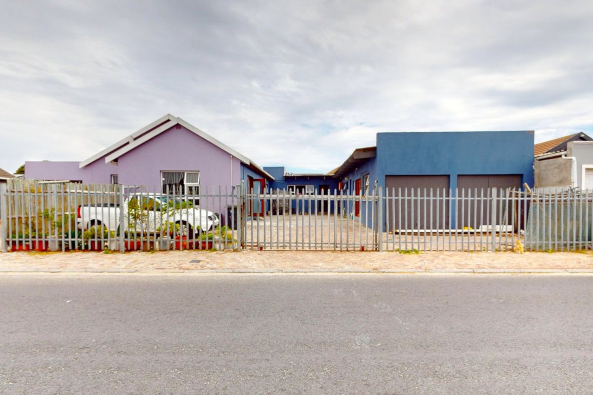 Spacious Home with Multiple Bedrooms, Flatlets & Extensive Secure Parking - Photo 2