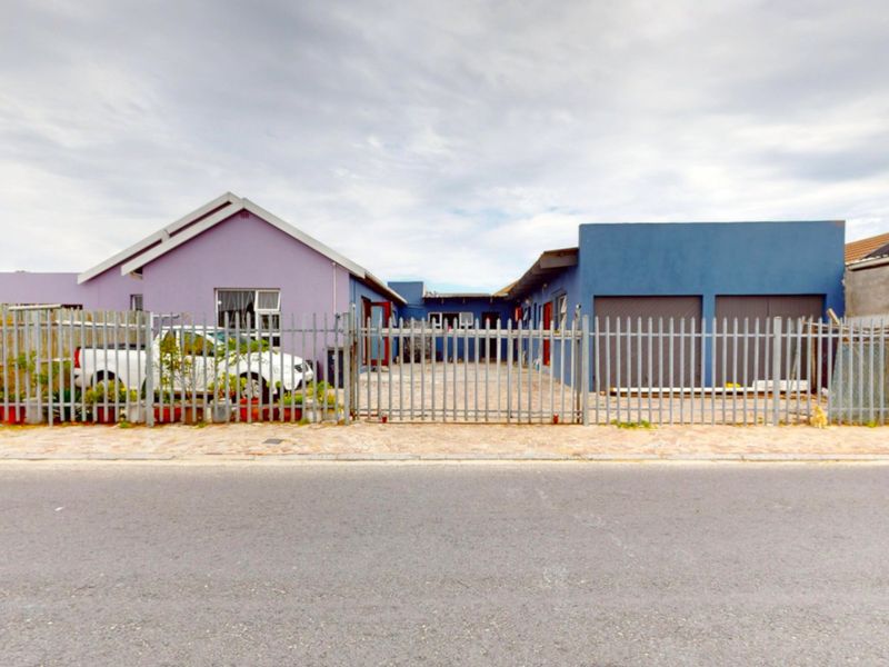 Spacious Home with Multiple Bedrooms, Flatlets & Extensive Secure Parking - Photo 2