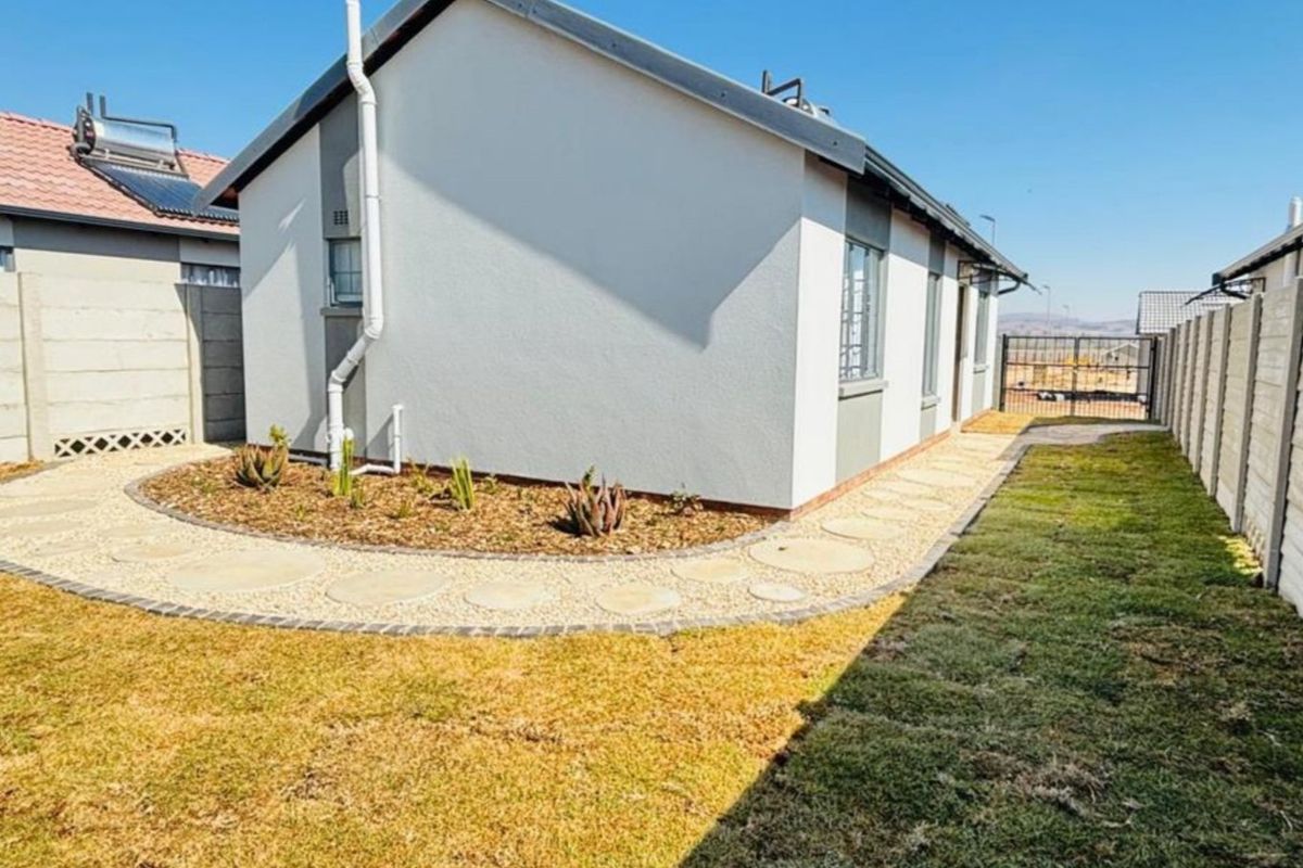 Spacious 3 bedroom and 2 bathroom house for sale in sky city  - Photo 3
