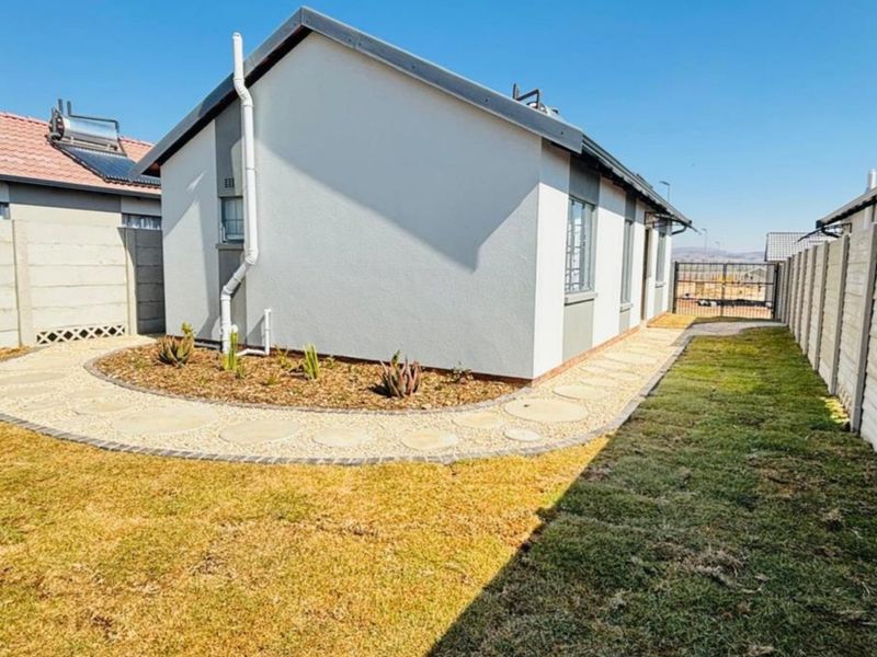 Spacious 3 bedroom and 2 bathroom house for sale in sky city  - Photo 3