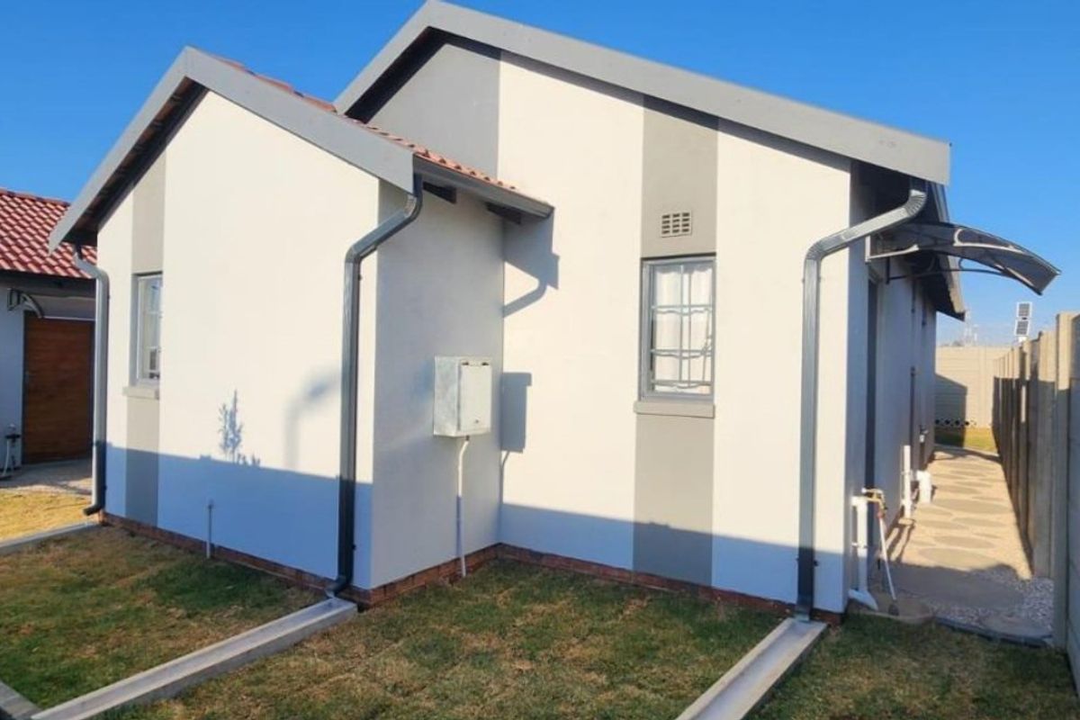 Spacious 3 bedroom and 2 bathroom house for sale in sky city  - Photo 2