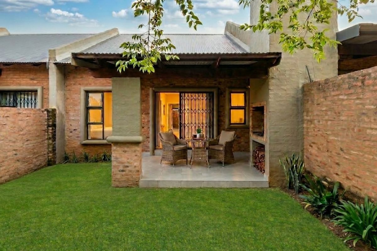 Exquisite ground floor modern unit with private garden in security complex - Photo 4