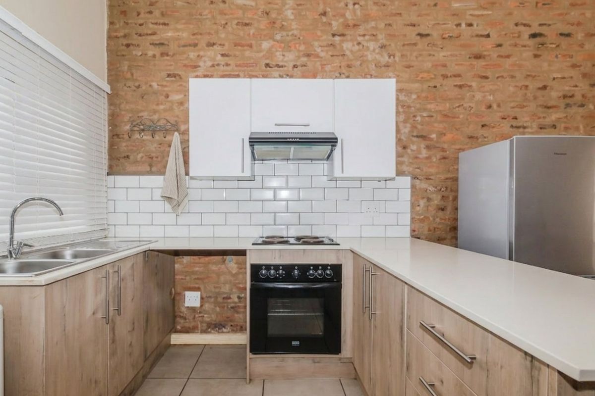 Exquisite ground floor modern unit with private garden in security complex - Photo 5