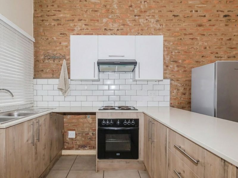 Exquisite ground floor modern unit with private garden in security complex - Photo 5