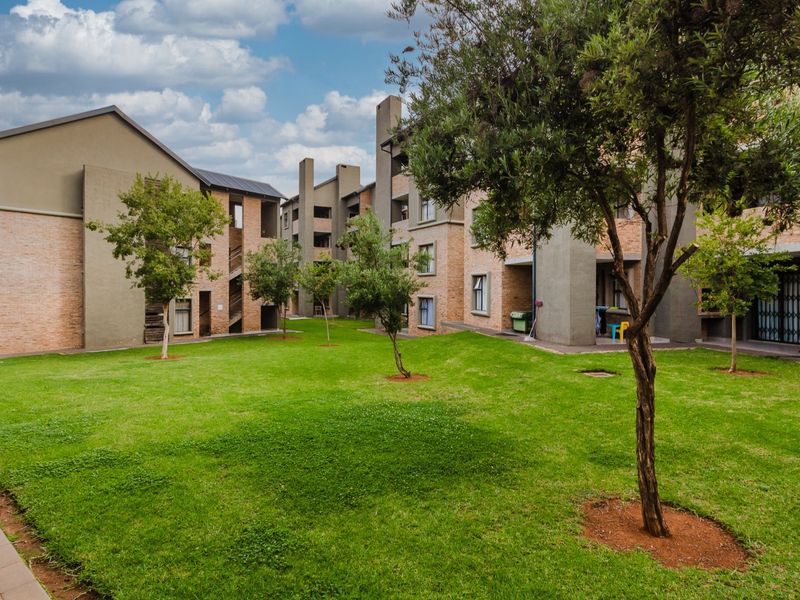 Exquisite ground floor modern unit with private garden in security complex - Photo 3