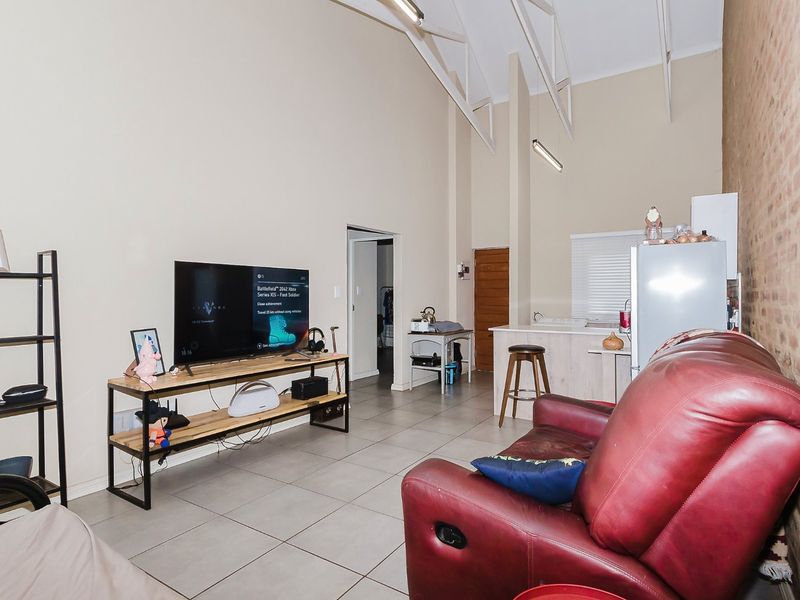 Exquisite ground floor modern unit with private garden in security complex - Photo 8