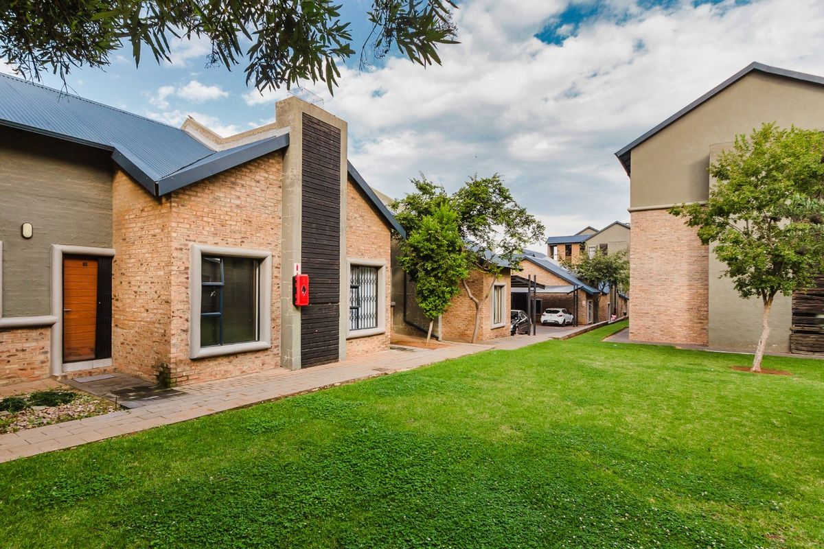 Exquisite ground floor modern unit with private garden in security complex - Photo 2