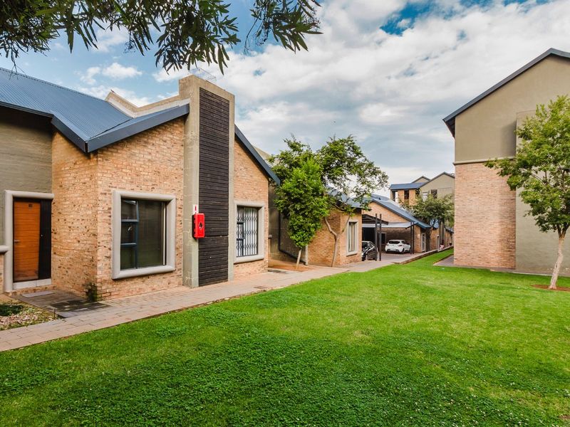 Exquisite ground floor modern unit with private garden in security complex - Photo 2