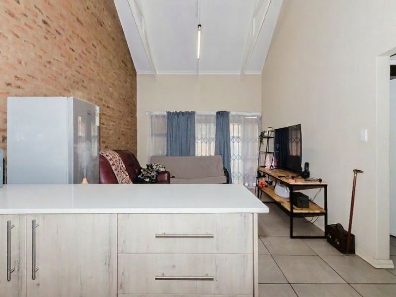 Exquisite ground floor modern unit with private garden in security complex - Photo 7