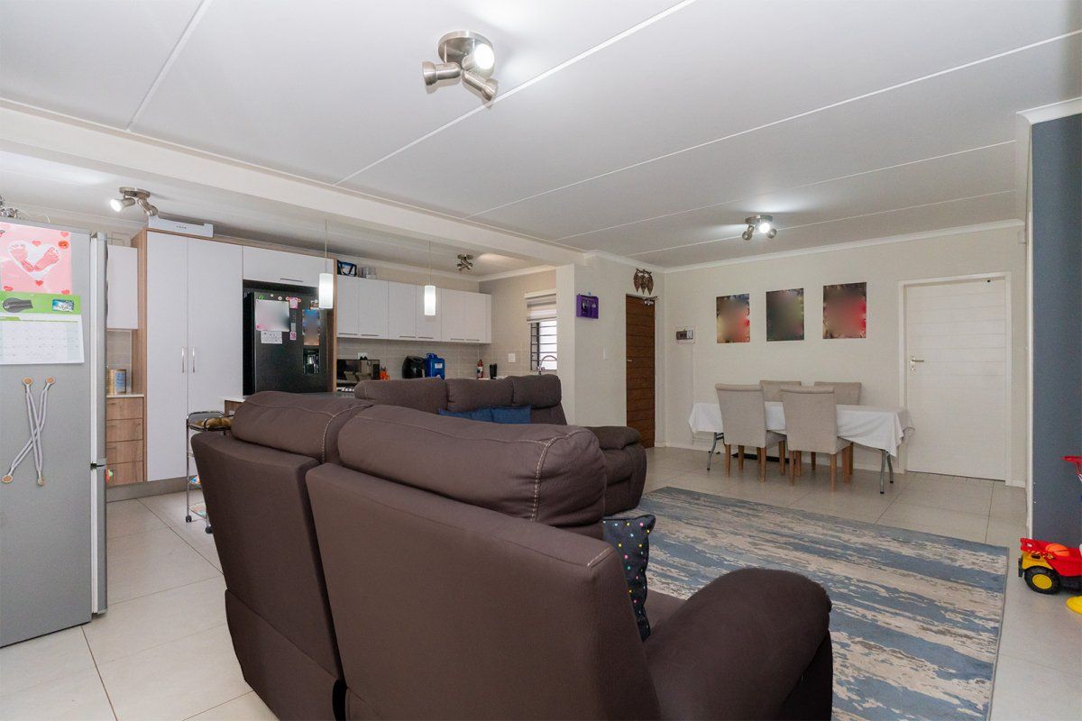 Modern Pet-Friendly Townhouse with Great Lifestyle Features - Photo 4