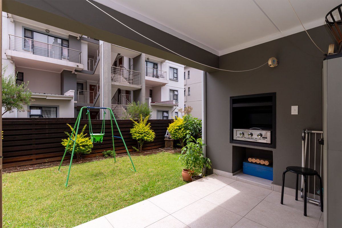 Modern Pet-Friendly Townhouse with Great Lifestyle Features - Photo 2