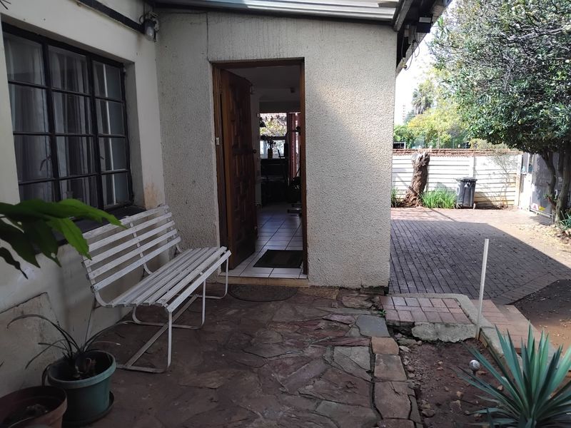 Charming Family Home with Flatlet & Entertainer’s Touches - Photo 2