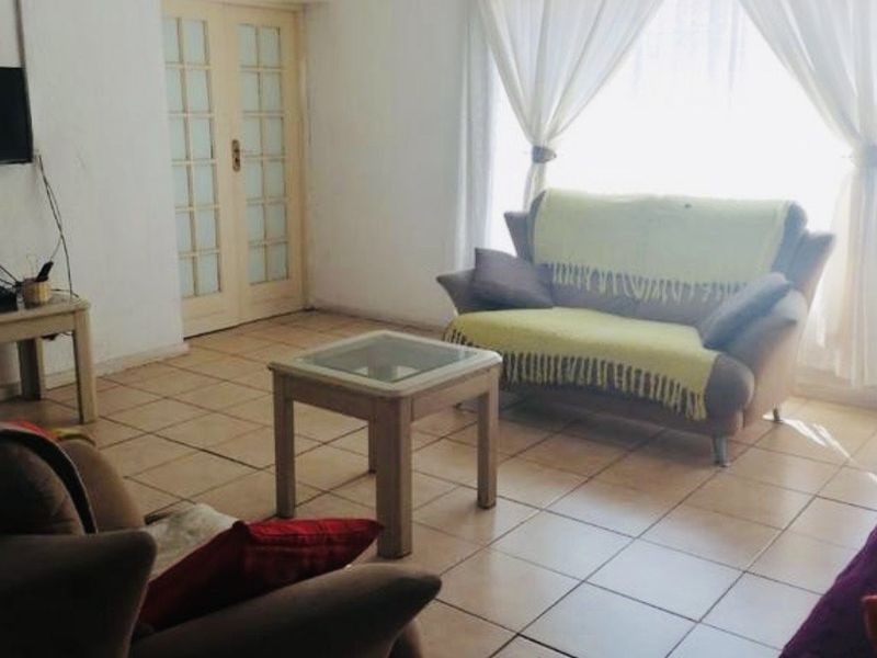 Neat & Secure 3-Bedroom Home with Great Value - Photo 3