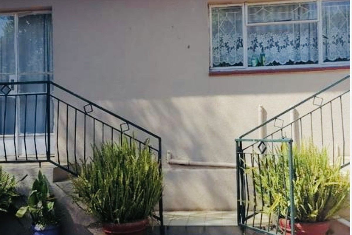 Neat & Secure 3-Bedroom Home with Great Value - Photo 5