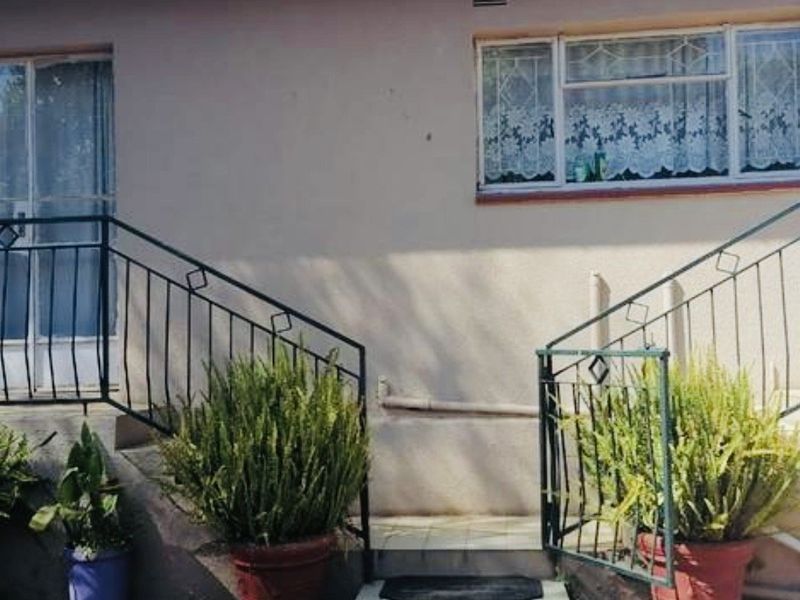 Neat & Secure 3-Bedroom Home with Great Value - Photo 5