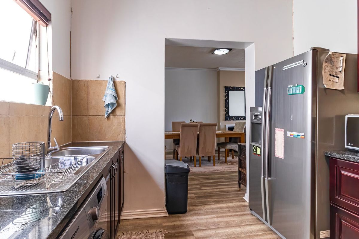 Spacious, Secure Living with Effortless Indoor-Outdoor Flow - Photo 4