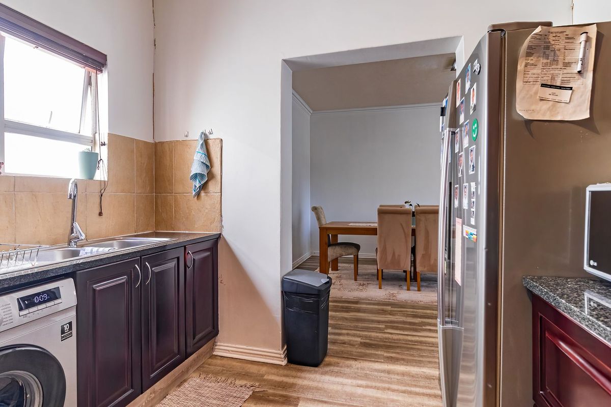 Spacious, Secure Living with Effortless Indoor-Outdoor Flow - Photo 5