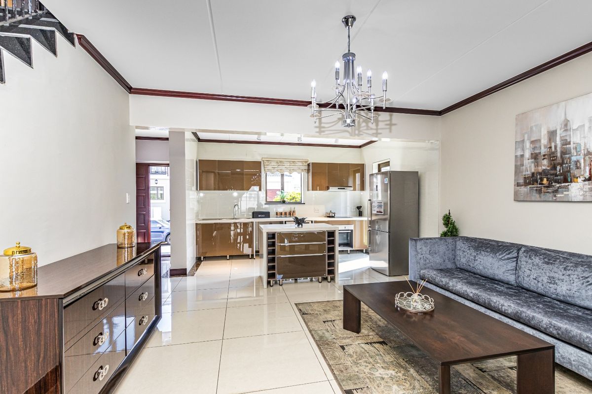 3 Bedroom Family Home with Large Balcony for Rent in Mont Tremblant Estate - Photo 3