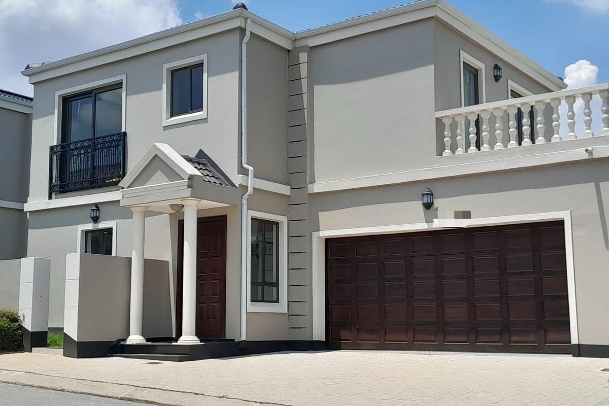 3 Bedroom Family Home with Large Balcony for Rent in Mont Tremblant Estate - Photo 2