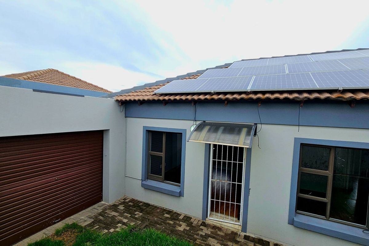 Beautiful  3 Bedroom, 2 Bathroom Modern Home in Terra Nova with Solar Panels and Water Tanks - Photo 3