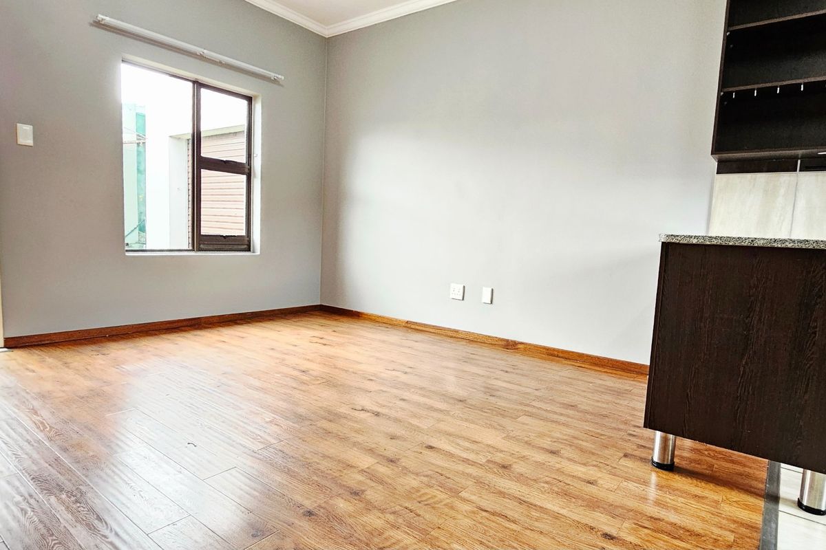 Beautiful  3 Bedroom, 2 Bathroom Modern Home in Terra Nova with Solar Panels and Water Tanks - Photo 4