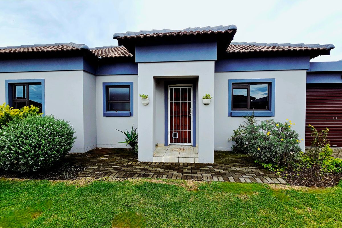 Beautiful  3 Bedroom, 2 Bathroom Modern Home in Terra Nova with Solar Panels and Water Tanks - Photo 2