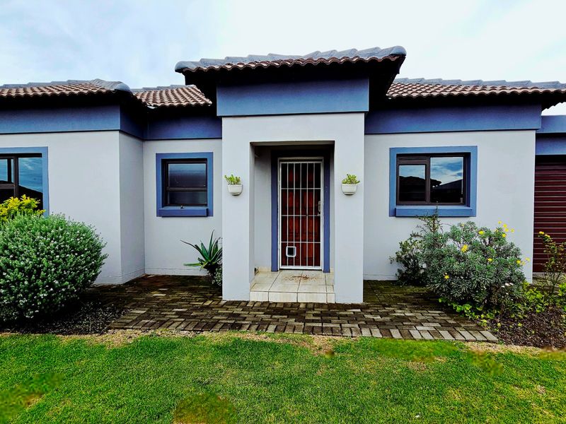 Beautiful  3 Bedroom, 2 Bathroom Modern Home in Terra Nova with Solar Panels and Water Tanks - Photo 2