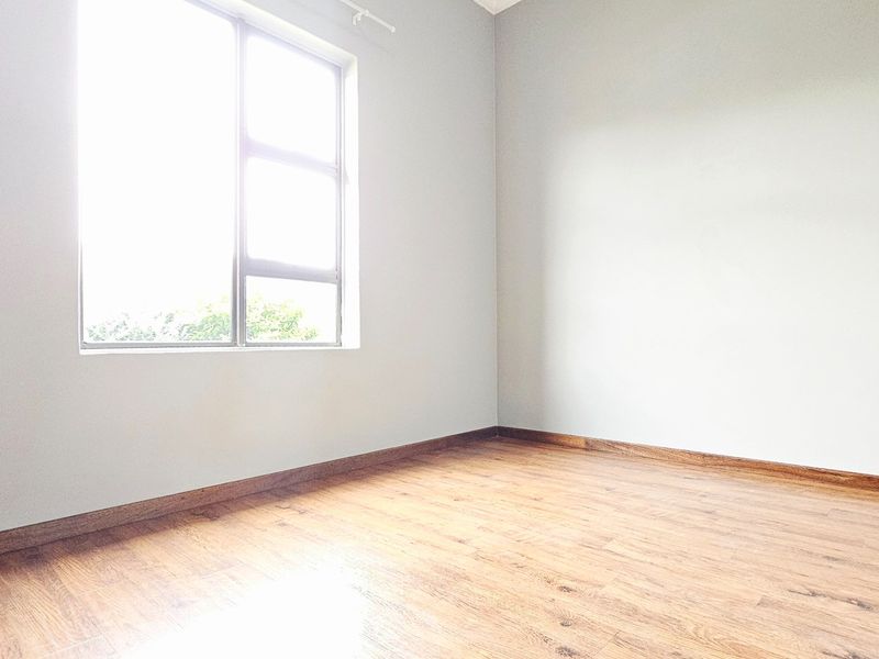 Beautiful  3 Bedroom, 2 Bathroom Modern Home in Terra Nova with Solar Panels and Water Tanks - Photo 9