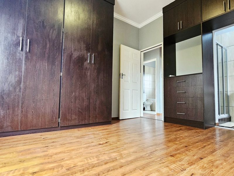 Beautiful  3 Bedroom, 2 Bathroom Modern Home in Terra Nova with Solar Panels and Water Tanks - Photo 10