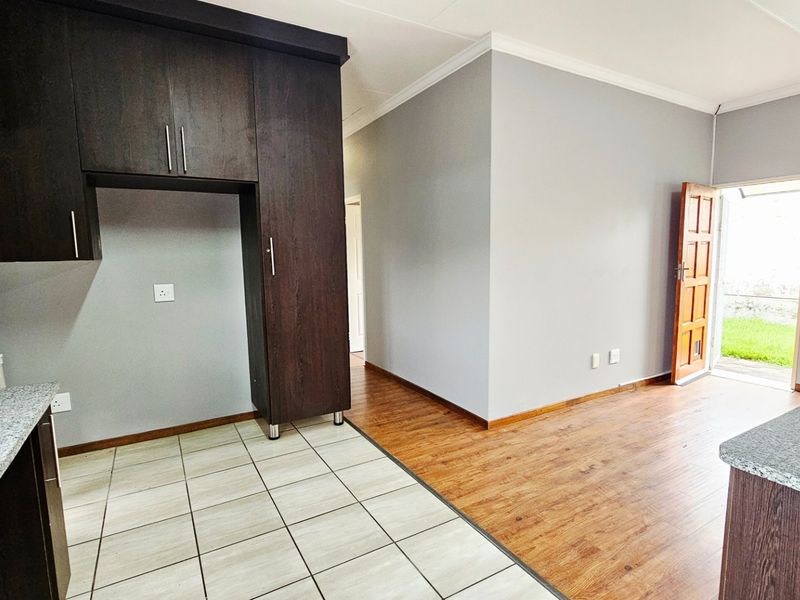 Beautiful  3 Bedroom, 2 Bathroom Modern Home in Terra Nova with Solar Panels and Water Tanks - Photo 7