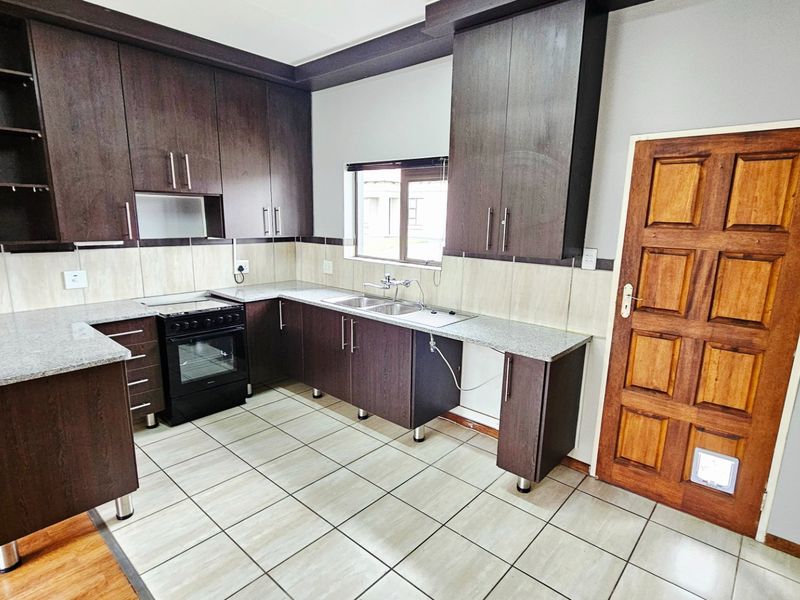 Beautiful  3 Bedroom, 2 Bathroom Modern Home in Terra Nova with Solar Panels and Water Tanks - Photo 6