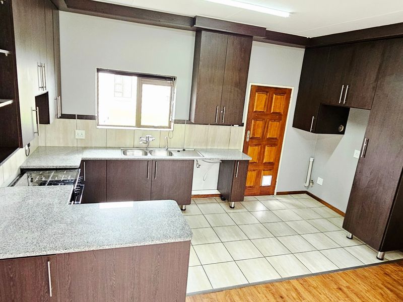 Beautiful  3 Bedroom, 2 Bathroom Modern Home in Terra Nova with Solar Panels and Water Tanks - Photo 5