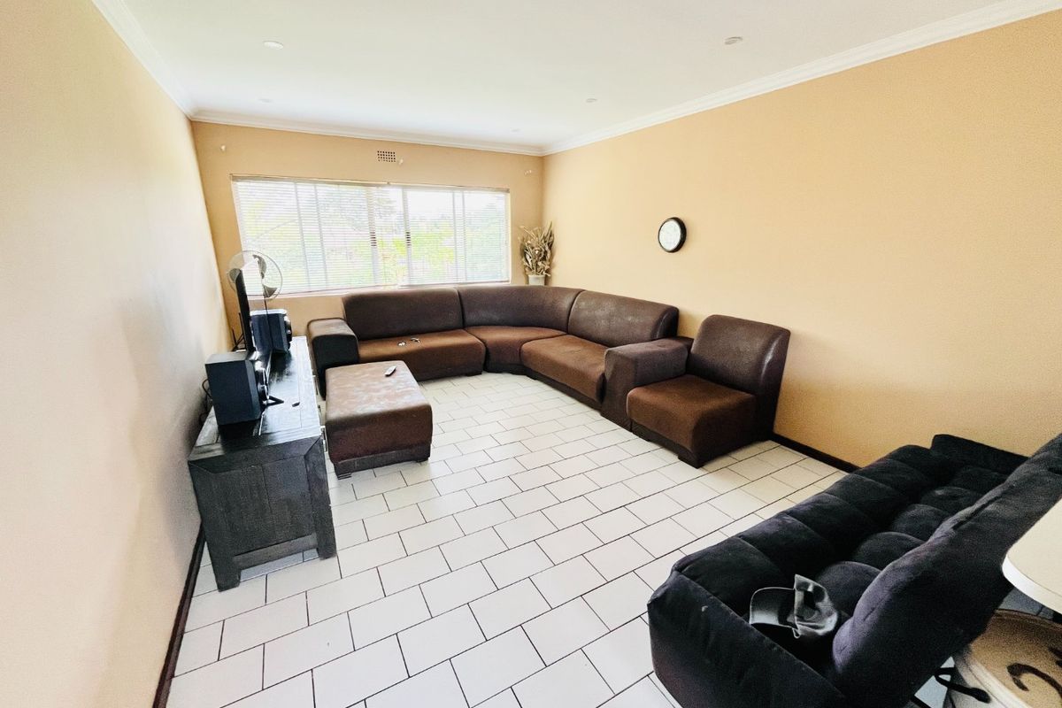 Two bedroom & 1 bathroom  apartment/ flat for sale in Buccleuch - Photo 4