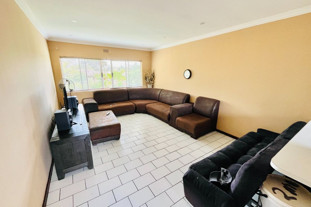 Two bedroom & 1 bathroom  apartment/ flat for sale in Buccleuch - Photo 5