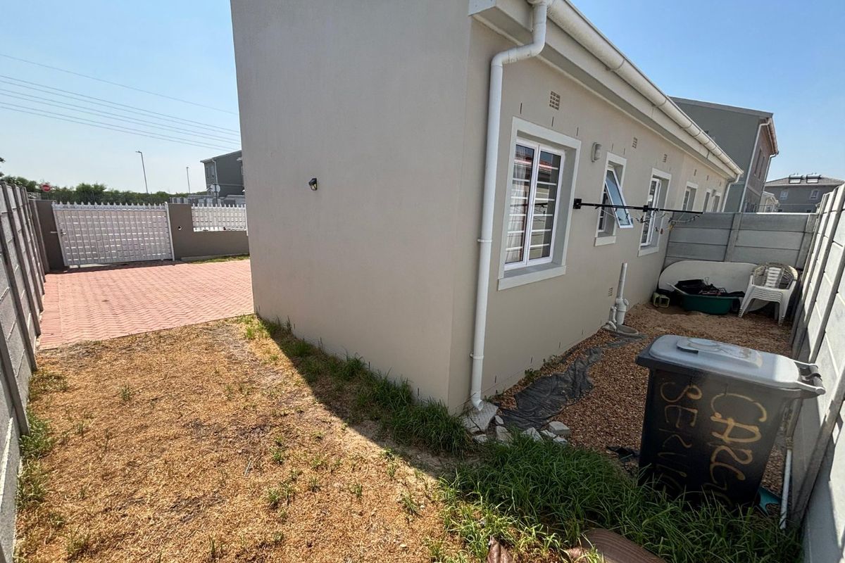 What a Steal:  Immaculate Home :such a cute 2 bedroom home. - Photo 3