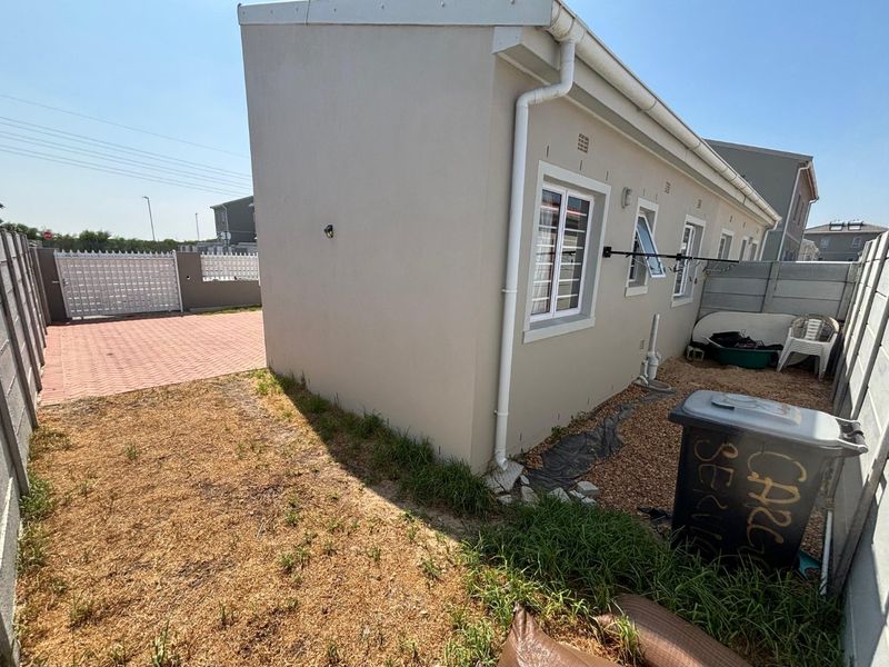 What a Steal:  Immaculate Home :such a cute 2 bedroom home. - Photo 3