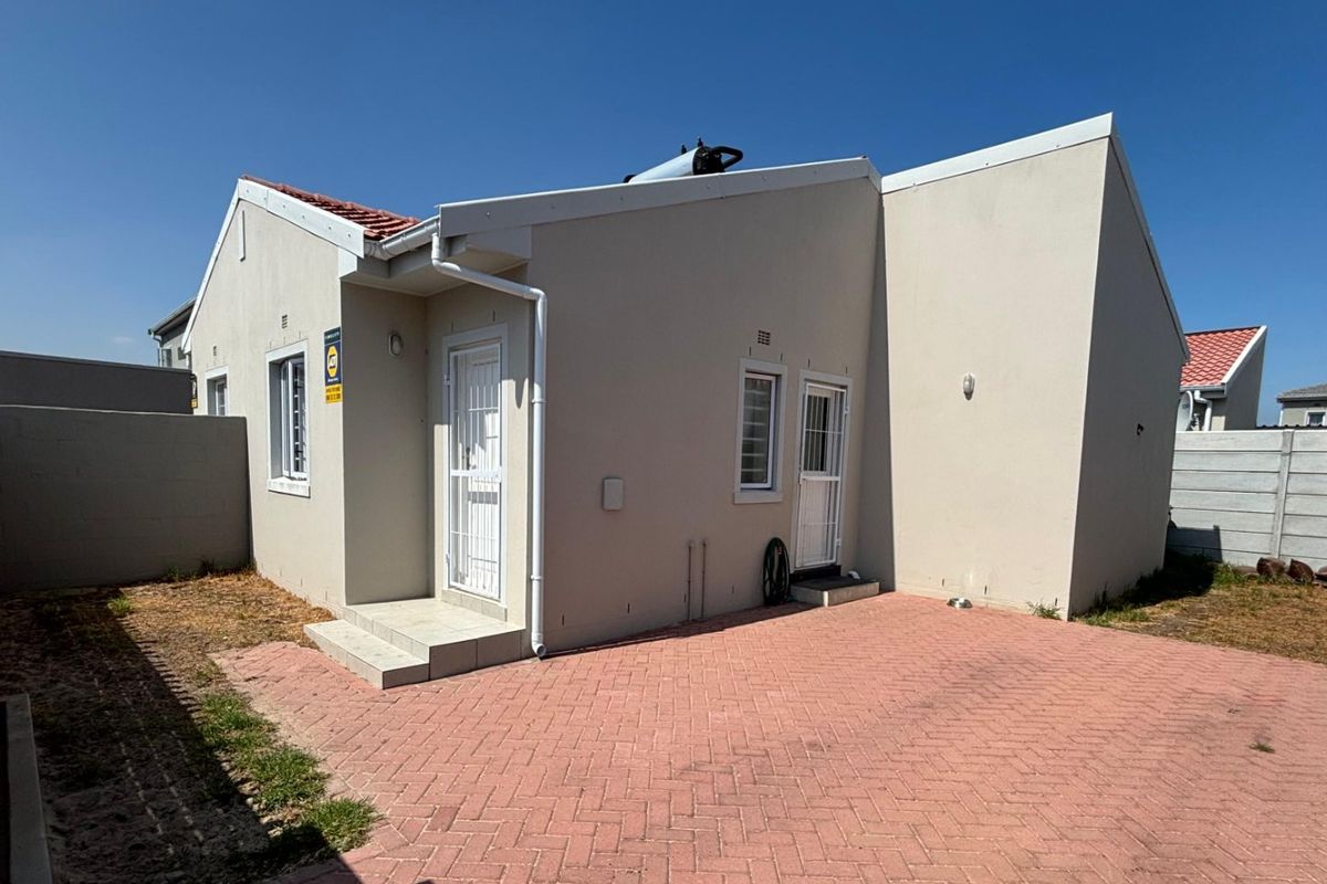 What a Steal:  Immaculate Home :such a cute 2 bedroom home. - Photo 2