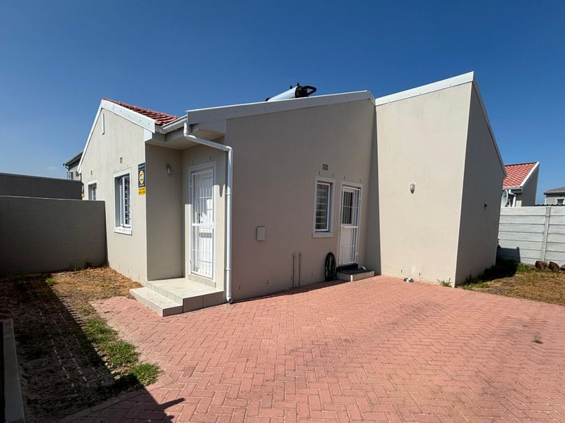 What a Steal:  Immaculate Home :such a cute 2 bedroom home. - Photo 2