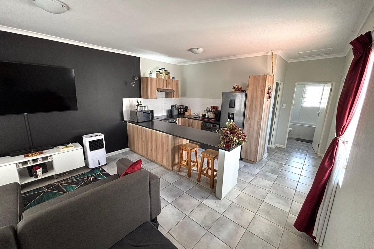 What a Steal:  Immaculate Home :such a cute 2 bedroom home. - Photo 4