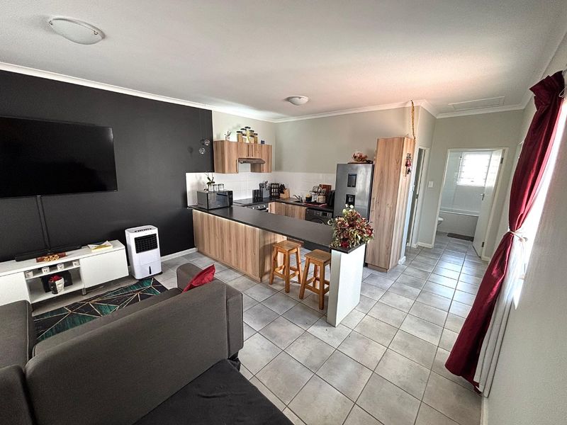 What a Steal:  Immaculate Home :such a cute 2 bedroom home. - Photo 4