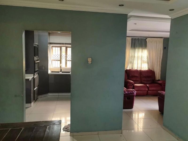 Charming Family Home  - Photo 7