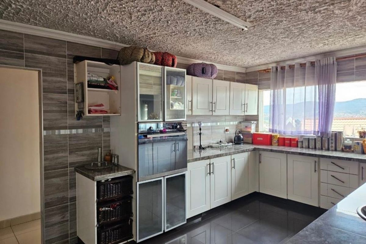 Beautiful  Family home with Income Generating flatlet.... - Photo 5