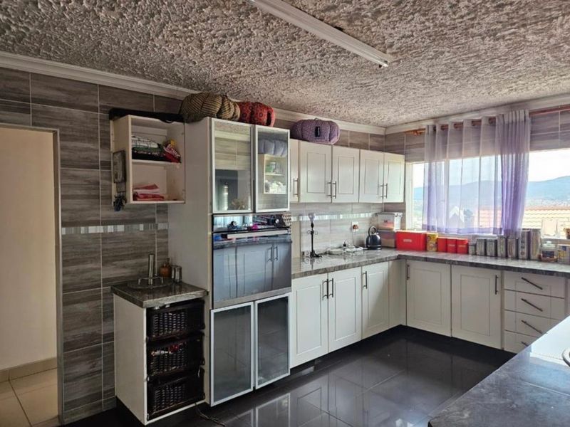 Beautiful  Family home with Income Generating flatlet.... - Photo 5