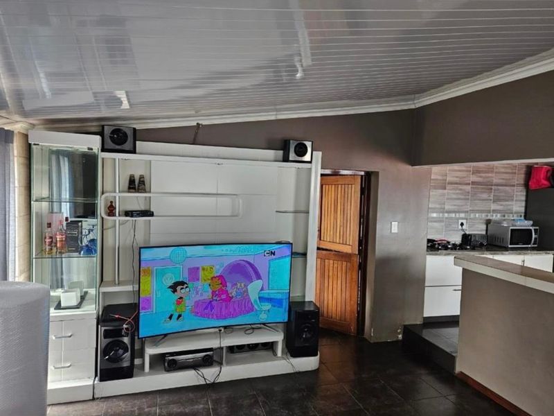 Beautiful  Family home with Income Generating flatlet.... - Photo 9