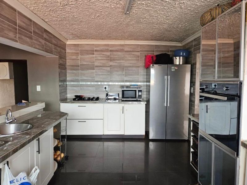 Beautiful  Family home with Income Generating flatlet.... - Photo 8