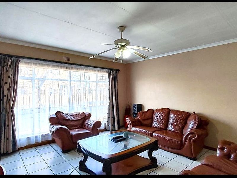 4 Bedroom Family Home with Cottage in Three Rivers - Photo 6