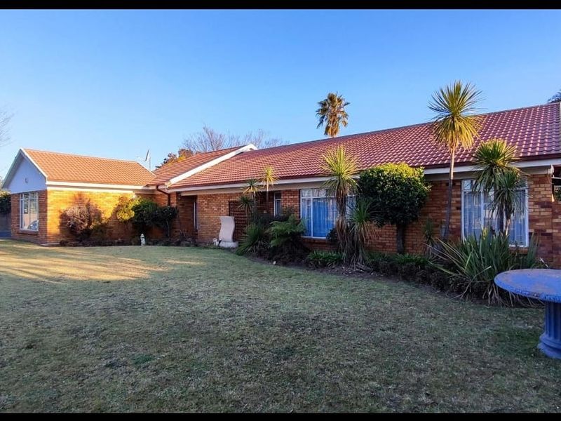 4 Bedroom Family Home with Cottage in Three Rivers - Photo 2