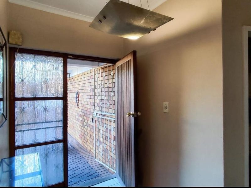 4 Bedroom Family Home with Cottage in Three Rivers - Photo 4